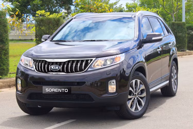 Hiện tại, mức giá của Kia Sorento rẻ hơn vài trăm triệu so với đối thủ Fortuner nhưng doanh số thì ngược lại. Hết 9/2017, Kia tại Việt Nam chỉ bán được 1.109 chiếc Sorento, trong khi đối thủ Toyota bán tới 11.547 chiếc Fortuner. Chỉ riêng tháng 9 có 1.267 chiếc Fortuner gặp khách cũng hơn Sorento bán từ đầu năm.
