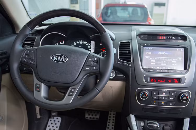 Ở phiên bản nâng cấp mới này, Thaco còn bổ sung cho Kia Sorento vô lăng bọc da - ốp gỗ, rèm che nắng chỉnh tay cho hàng ghế sau. Toàn bộ nội thất được phối màu da Beige thay thế cho màu đen trước đó trên các phiên bản 2015. Bên cạnh đó còn có một số trang bị không thể không nhắc tới như gương chiếu hậu trong chống chói tự động, nút bật chế độ tiết kiệm nhiên liệu, cửa sổ trời panorama… 