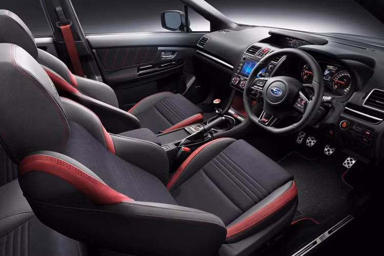 Subaru đã trang bị màn hình hiển thị lớn hơn trên mẫu xe này, cụ thể màn hình mới sẽ có kích thước 7 inch trên bảng điều khiển - Subaru Starlink giúp truy cập hệ thống âm thanh và thực hiện cuộc gọi điện thoại thông qua màn hình cảm ứng đa chức năng, hệ thống giải trí bao gồm radio DAB và một camera lùi hỗ trợ đậu xe dễ dàng hơn.