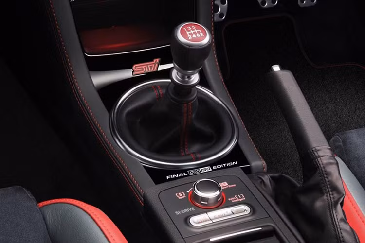 Chưa hết, bên trong nội thất còn có một dòng chữ thể hiện phiên bản giới hạn từ hãng xe Subaru có kèm theo số series CSM ngay dưới vị trí cần số. 