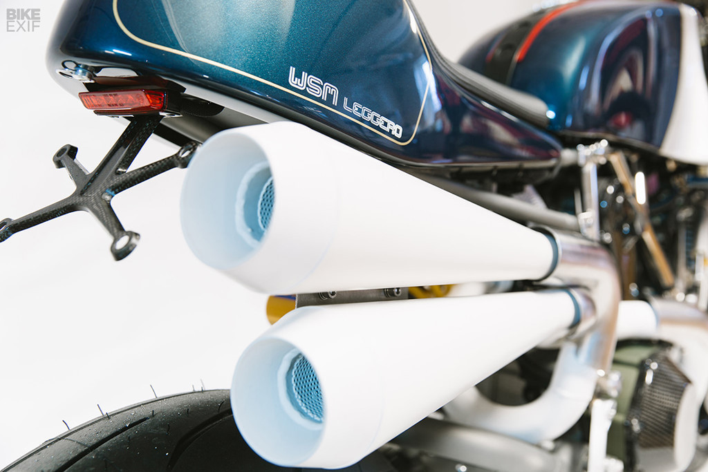 Phải mất nhiều giờ mới có thể đánh giá hết các linh kiện trên mẫu Ducati Monster 1100 độ này. Tuy nhiên, những điểm nổi bật như cụm ống xả phủ gốm và tấm chắn rất dễ nhận ra. Phần điều khiển rất cuốn hút với đồng hồ Motogadget làm tăng yếu tố thể thao.