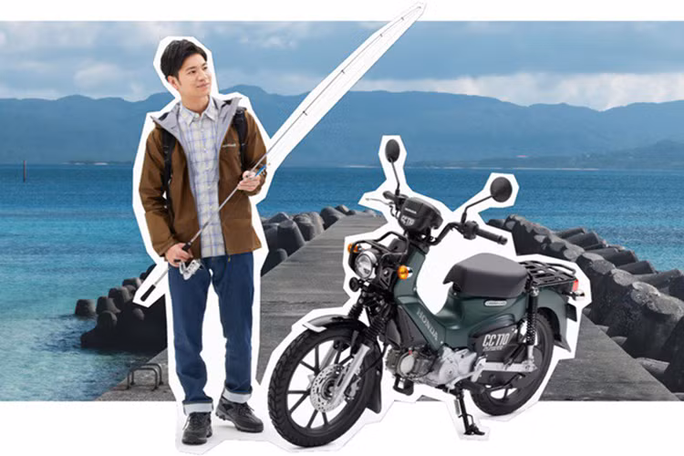  Honda Cross Cub 110 2025 mới có thiết kế khá giống với Honda CT125, tuy nhiên vẫn có những điểm khác biệt đáng kể. Cross Cub 110 là một mẫu xe nhỏ gọn, thiên về chạy tốt cả đường bằng lẫn đường đất nhẹ, chứ không phải xe địa hình thuần túy.