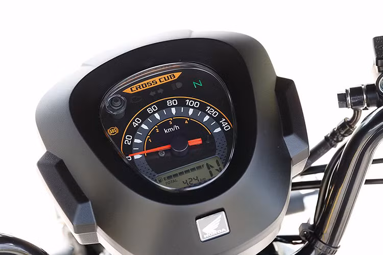 Bản cập nhật năm 2025 vẫn giữ màu Matte Jeans Blue Metallic (ra mắt từ tháng 12/2023), cùng với hai màu chủ đạo khác: Matte Armored Green Metallic và Pearl Deep Mud Gray.