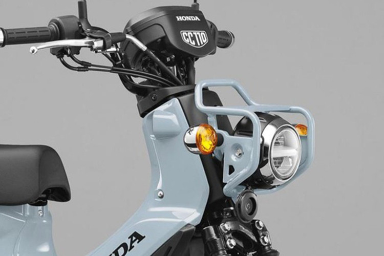 Về trang bị, Cross Cub 110 2025 hướng đến sự đơn giản nhưng hiệu quả, với: đèn pha halogen, đèn hậu và xi-nhan LED, bảng đồng hồ kết hợp analog + LCD: đồng hồ kim hiển thị tốc độ, màn hình LCD hiển thị số, mức nhiên liệu và đồng hồ kỹ thuật số.