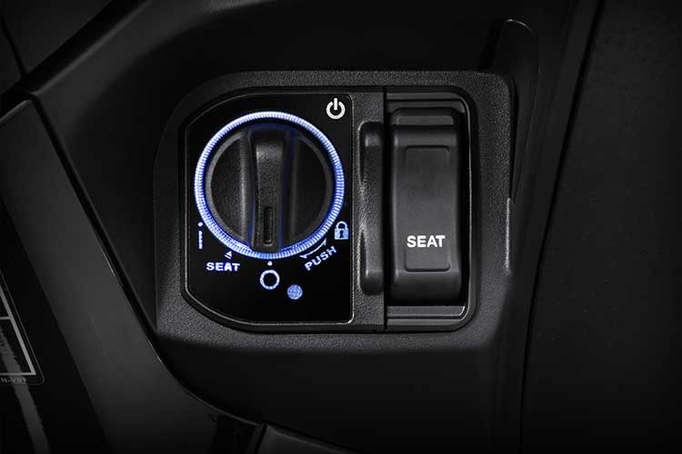 Ở Sh mode 125cc mới, 4 phiên bản Thể thao, Đặc biệt, Cao cấp và Tiêu chuẩn được đa dạng hóa dải màu sắc cùng những chi tiết phối màu mới đầy ấn tượng. Sự giao thoa tinh tế về màu sắc trong tổng thể xe được thể hiện rõ nét nhờ việc phủ lên các chi tiết như yên xe, tay dắt trước, tay dắt sau, logo những màu sắc thời trang và cuốn hút.