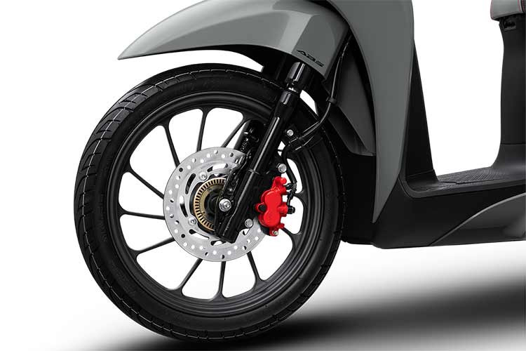 Đặc biệt, hệ thống chống bó cứng phanh (ABS) được trang bị trên 3 phiên bản Thể thao, Đặc biệt và Cao cấp, giúp tăng an toàn cho người dùng khi phanh gấp, cả trong những trường hợp đang đi với tốc độ cao hay khi đi trên mặt đường trơn trượt.