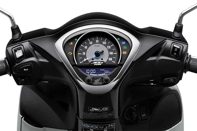 Lấy cảm hứng từ những chai nước hoa cao cấp, thiết kế phía trước được tạo nên với vẻ đẹp thanh lịch và sang trọng cùng với cụm đèn được trang bị đồng bộ công nghệ LED hiện đại, lấp lánh. Mặt đồng hồ của Sh mode 125cc được bao quanh bởi viền phát sáng tối giản mà sang trọng như một chiếc đồng hồ đeo tay cao cấp.