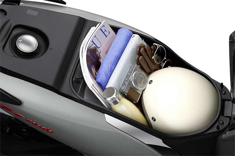Ngoài ra, chiếc xe ga cao cấp còn được trang bị loạt tiện tích ưu việt hàng đầu như hệ thống khóa thông minh Smart Key; cốp đựng đồ dưới yên lớn với dung tích 18,5 lít; sàn để chân rộng rãi tạo sự thoải mái khi lái xe; hộc để đồ phía trước có nắp đậy cùng cổng sạc USB mang đến sự tiện lợi tối đa cho người sử dụng.