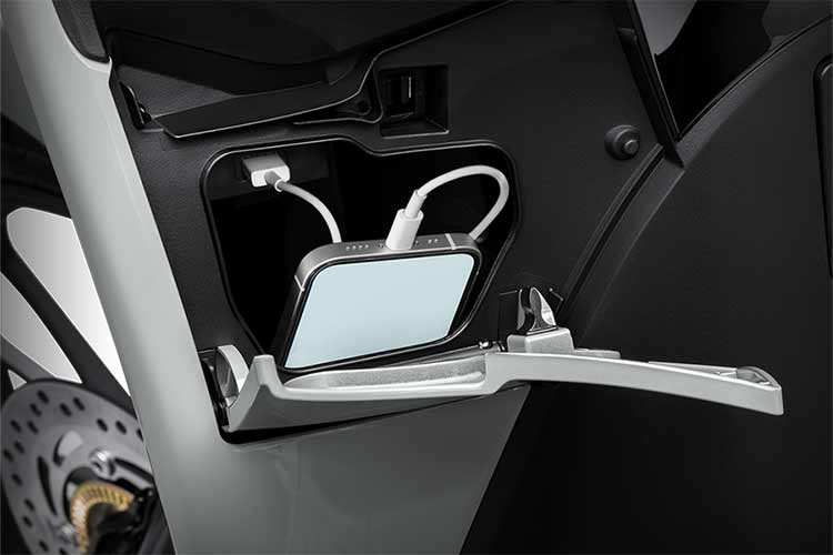 Trong đó, phiên bản Đặc biệt với tông màu đen/bạc đen chủ đạo cùng lớp sơn mờ và sắc đỏ được điểm lên các chi tiết xe, toát lên vẻ sang trọng mà đầy quyến rũ, bí ẩn.