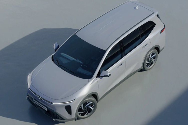 Một trong những lợi thế lớn nhất của VinFast Limo Green so với các đối thủ là chi phí vận hành thấp. Giả sử dung lượng pin vào khoảng 85 kWh, với giá điện trung bình khoảng 2.100 đồng/kWh, chi phí sạc đầy sẽ vào khoảng 178.500 đồng, tương đương chi phí di chuyển chỉ khoảng 397 đồng/km - mang đến lợi thế kinh tế rõ rệt cho các doanh nghiệp kinh doanh vận tải.