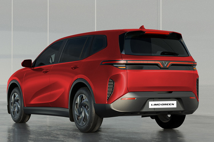 Về kích thước, Limo Green có thông số chiều dài x rộng x cao tương ứng là 4.730 x 1.870 x 1.690 (mm). So với Mitsubishi Xpander (4.475 x 1.750 x 1.700 mm), mẫu xe này nhỉnh hơn đáng kể về chiều dài và bề ngang. Khi đặt cạnh Toyota Innova Cross (4.755 x 1.845 x 1.790 mm), Limo Green ngắn hơn đôi chút nhưng lại có lợi thế về chiều rộng.
