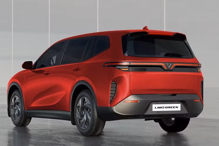 Về kích thước, Limo Green có thông số chiều dài x rộng x cao tương ứng là 4.730 x 1.870 x 1.690 (mm). So với Mitsubishi Xpander (4.475 x 1.750 x 1.700 mm), mẫu xe này nhỉnh hơn đáng kể về chiều dài và bề ngang. Khi đặt cạnh Toyota Innova Cross (4.755 x 1.845 x 1.790 mm), Limo Green ngắn hơn đôi chút nhưng lại có lợi thế về chiều rộng.