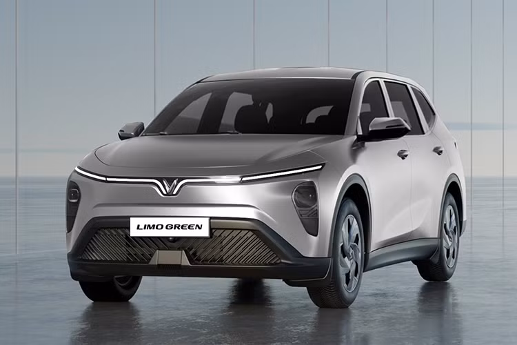 Đầu xe nổi bật với logo chữ "V" đặc trưng, dải đèn LED kéo dài tạo điểm nhấn mạnh mẽ, cùng với đó là hốc gió trung tâm cỡ lớn mang phong cách tương tự VF7. La-zăng xe được thiết kế dạng hoa 5 cánh, trong khi cụm đèn hậu LED được nối liền với mảng ốp màu đen bóng, tạo hiệu ứng thị giác ấn tượng.