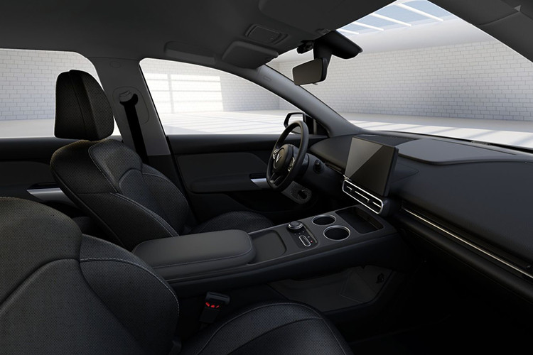 Khu vực giữa hai ghế trước bố trí núm xoay cần số, khay để cốc và chỗ đặt điện thoại. Đáng chú ý, gần gương chiếu hậu trong xe còn xuất hiện camera hành trình giám sát nội thất - một trang bị hiếm thấy trong phân khúc.