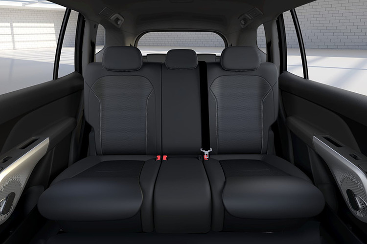 Xe MPV Vinfast Limo Green có thể sẽ sử dụng ghế bọc nỉ, trong khi hàng ghế thứ hai có thiết kế tay nắm cửa khác lạ với các mẫu xe MPV phổ thông. Cả ba vị trí ngồi ở hàng ghế này đều được trang bị tựa đầu.