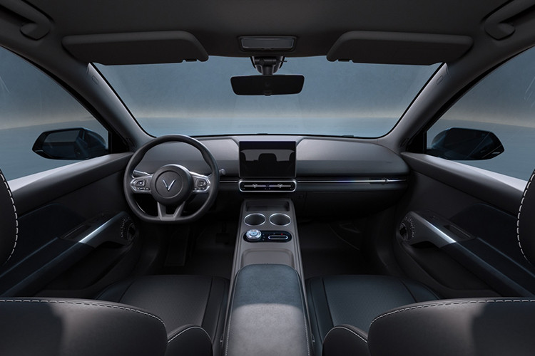 Khoang nội thất của Limo Green duy trì phong cách tối giản nhưng hiện đại, tương tự các dòng xe điện khác của VinFast. Trung tâm táp-lô là màn hình thông tin giải trí, vô-lăng có thiết kế giống với VF e34 và không có cụm đồng hồ phía sau.