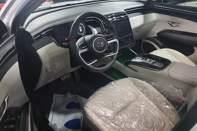 Bên trong khoang lái, Hyundai Tucson đời mới có thiết kế hình cánh cung, điều này giúp không gian xe được mở rộng. So với đời cũ, Tucson 2022 được làm mới hoàn toàn vô-lăng mới, cụm đồng hồ kỹ thuật số và màn hình giải trí bố trí hạ thấp kiểu mới.