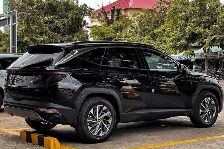 Đáng chú ý, 3 bản cao cấp còn được trang bị hệ thống an toàn Hyundai Smartsense với những tính năng như: Hệ thống hỗ trợ phòng tránh va chạm người đi bộ; Hệ thống giám sát và phòng tránh va chạm điểm mù; Hệ thống hỗ trợ duy trì làn đường; Đèn pha tự động thích ứng AHB; Hệ thống hỗ trợ đỗ xe chủ động