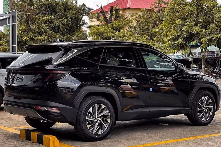 Đáng chú ý, 3 bản cao cấp còn được trang bị hệ thống an toàn Hyundai Smartsense với những tính năng như: Hệ thống hỗ trợ phòng tránh va chạm người đi bộ; Hệ thống giám sát và phòng tránh va chạm điểm mù; Hệ thống hỗ trợ duy trì làn đường; Đèn pha tự động thích ứng AHB; Hệ thống hỗ trợ đỗ xe chủ động