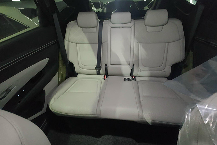 Trong khi đó, Hyundai Tucson 2.0 Dầu Đặc biệt có thêm camera 360 độ, cần số dạng nút bấm, lẫy chuyển số sau vô-lăng. Bản Tucson 1.6 Turbo bổ sung hệ dẫn động 4 bánh HTRAC, loa Bose, màn hình kỹ thuật số.