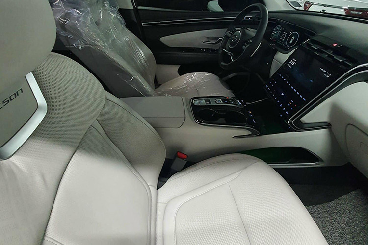 Hyundai Tucson 2.0 Xăng Tiêu chuẩn, xe được bổ sung túi khí, phanh tay điện tử và cảnh báo áp suất lốp. Bản 2.0 Xăng Đặc biệt được nâng cao trang bị tiện nghi với loa Bose, màn hình đa thông tin kỹ thuật số.