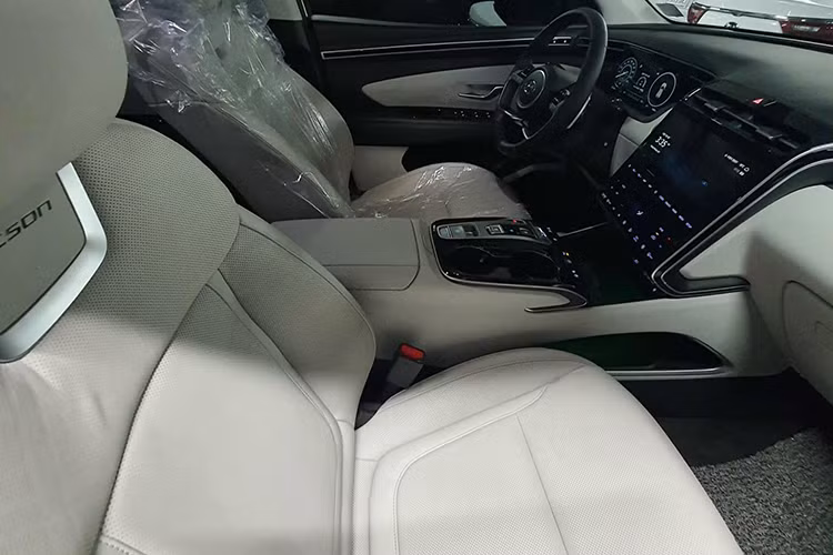 Hyundai Tucson 2.0 Xăng Tiêu chuẩn, xe được bổ sung túi khí, phanh tay điện tử và cảnh báo áp suất lốp. Bản 2.0 Xăng Đặc biệt được nâng cao trang bị tiện nghi với loa Bose, màn hình đa thông tin kỹ thuật số.