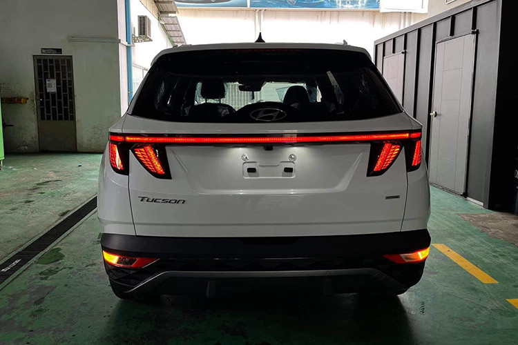 Cùng với đó, hệ thống đèn pha của xe đặt thấp với công nghệ LED hiện đại có khả năng thích ứng. Mẫu xe SUV Hyundai Tucson 2022 có kích thước nhỉnh hơn đôi chút với chiều dài tổng thể đạt 4.501mm, tăng 20mm; chiều rộng tăng 15mm, chiều cao tăng 5mm. Ngoài ra, chiều dài cơ sở xe cũng tăng 10mm đạt 2.680mm.