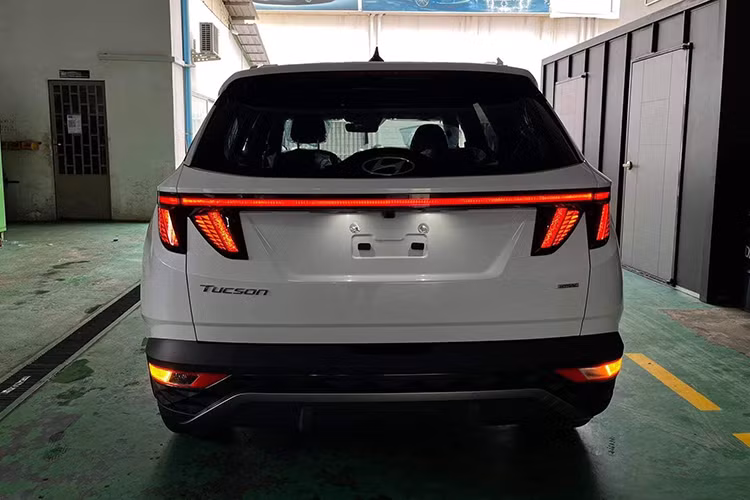 Cùng với đó, hệ thống đèn pha của xe đặt thấp với công nghệ LED hiện đại có khả năng thích ứng. Mẫu xe SUV Hyundai Tucson 2022 có kích thước nhỉnh hơn đôi chút với chiều dài tổng thể đạt 4.501mm, tăng 20mm; chiều rộng tăng 15mm, chiều cao tăng 5mm. Ngoài ra, chiều dài cơ sở xe cũng tăng 10mm đạt 2.680mm.