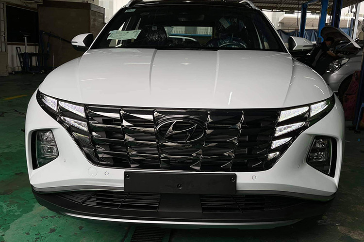 Trước đó, những thông tin về mẫu xe SUV Hyundai Tucson 2022 cũng đã thường xuyên xuất hiện trên nhiều hội nhóm. Được biết, mẫu xe mới này sẽ lắp ráp trong nước với 4 phiên bản cùng những thay đổi, cải tiến so với đời cũ. Về ngoại thất, Tucson 2022 trông trẻ trung hơn khi trang bị lưới tản nhiệt họa tiết hình khối kết hợp đèn định vị ban ngày.