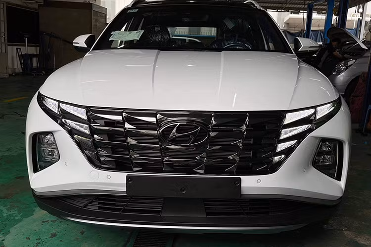 Trước đó, những thông tin về mẫu xe SUV Hyundai Tucson 2022 cũng đã thường xuyên xuất hiện trên nhiều hội nhóm. Được biết, mẫu xe mới này sẽ lắp ráp trong nước với 4 phiên bản cùng những thay đổi, cải tiến so với đời cũ. Về ngoại thất, Tucson 2022 trông trẻ trung hơn khi trang bị lưới tản nhiệt họa tiết hình khối kết hợp đèn định vị ban ngày.