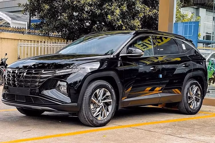 Giá xe Hyundai Tucson 2022 bản 2.0 Tiêu chuẩn dự kiến là 825 triệu đồng, bản 2.0 Xăng Đặc biệt 925 triệu đồng, 2.0 Dầu Đặc biệt là 1,03 tỷ đồng và 1.6 Turbo giá 1,02 tỷ đồng. Như vậy, giá xe Hyundai Tucson 2022 đã tăng cao nhất 90 triệu đồng so với bản hiện hành.