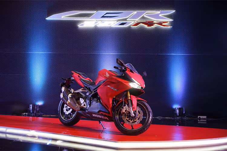 Giá Honda CBR250RR 2018 màu Đen Freedom có giá 59,9 triệu Rupiah (khoảng 96 triệu đồng), hai phiên bản Đỏ sần và Đen Gunpowder có giá 64,725 triệu Rupiah (104 triệu đồng), với trang bị ABS giá 70,725 triệu Rupiah (114 triệu đồng), Phiên bản cao cấp nhất có giá 65,325 triệu Rupiah (105 triệu đồng) và 71,325 triệu Rupiah (115 triệu đồng).