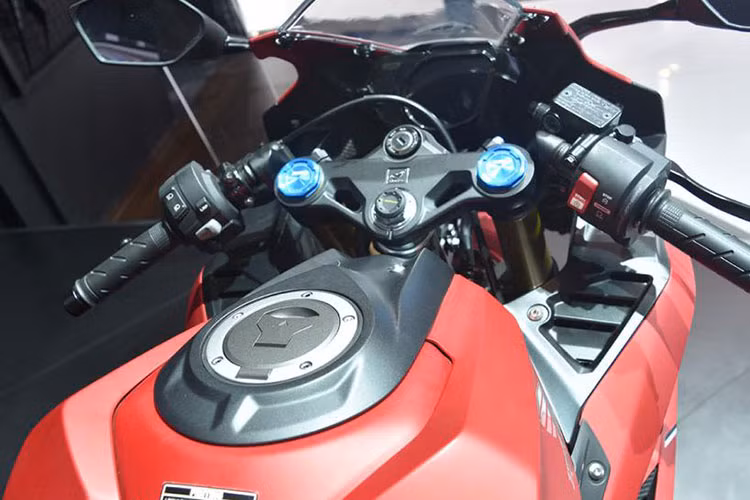 Đồng hồ của xe cũng được nâng cấp từ phiên bản 2016 trước đây. Thay vì đồng hồ analog và màn hình LCD nhỏ ở thế hệ cũ thì Honda CBR250RR thế hệ mới được trang bị bảng động hồ kỹ thuật số hoàn toàn với nền tối và các ký tự màu sáng, dễ dàng quan sát hơn so với trước đây.