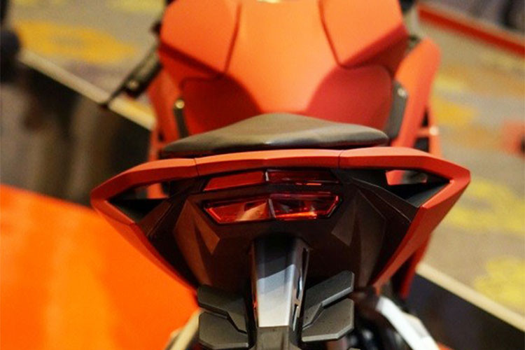 Đèn hậu của xe được thiết kế rất bắt mắt với hai tầng đèn hình tháp, ứng dụng công nghệ LED. Có thể thấy rằng, việc thay đổi thiết kế ở Honda CBR250RR từ phiên bản 2016 đã tạo ra một mẫu thể thao cỡ nhỏ tuyệt đẹp, mạnh mẽ và thể thao hơn nhiều so với trước đây.