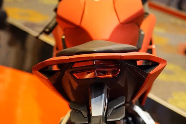 Đèn hậu của xe được thiết kế rất bắt mắt với hai tầng đèn hình tháp, ứng dụng công nghệ LED. Có thể thấy rằng, việc thay đổi thiết kế ở Honda CBR250RR từ phiên bản 2016 đã tạo ra một mẫu thể thao cỡ nhỏ tuyệt đẹp, mạnh mẽ và thể thao hơn nhiều so với trước đây.