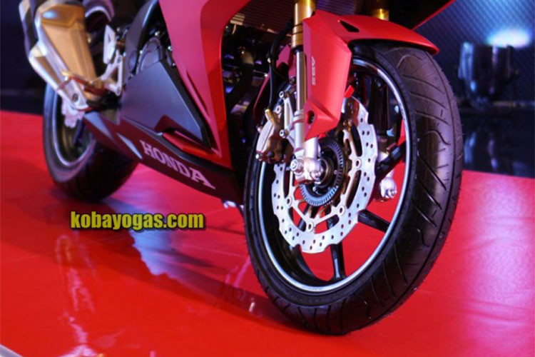 Về mặt trang bị, hệ thống treo trên xe sẽ vẫn bao gồm cặp phuộc hành trình ngược ở phía trước và giảm xóc lò xo trụ đơn sau. Xe sử dụng bộ phành đúc 17 inch 6 chấu hình chữ Y, cả bánh trước và bánh sau đều được trang bị phanh đĩa tích hợp hệ thống chống bó cứng phanh ABS. 