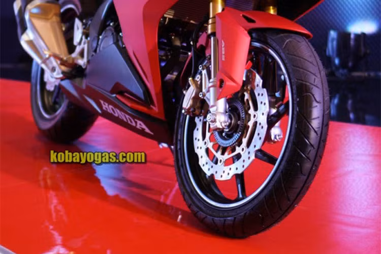 Về mặt trang bị, hệ thống treo trên xe sẽ vẫn bao gồm cặp phuộc hành trình ngược ở phía trước và giảm xóc lò xo trụ đơn sau. Xe sử dụng bộ phành đúc 17 inch 6 chấu hình chữ Y, cả bánh trước và bánh sau đều được trang bị phanh đĩa tích hợp hệ thống chống bó cứng phanh ABS. 