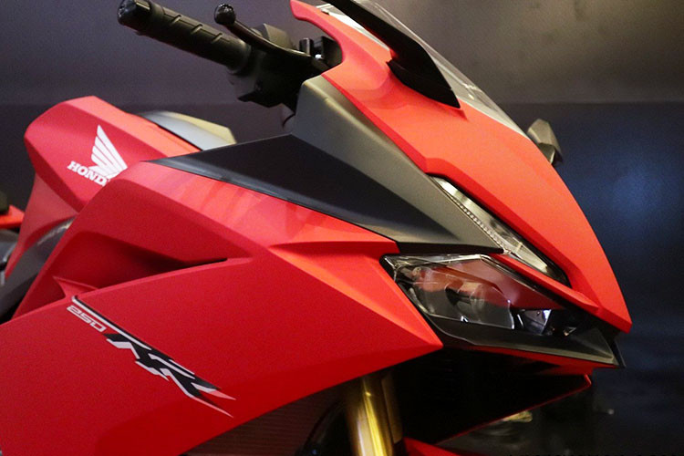 Phần đầu xe có thiết kế hầm hố và thể thao hơn, nổi bật nhất là cụm đèn pha LED thiết kế mạnh mẽ, phía trên mặt naj là cặp đèn đề-mi LED rất bắt mắt. Yếm xe và bình xăng có nhiều đường gờ giúp tăng sự cơ bắp và mạnh mẽ cho xe.