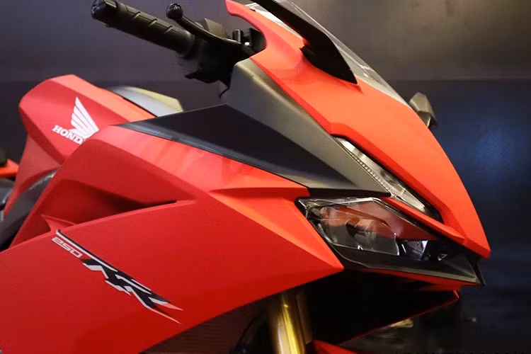 Phần đầu xe có thiết kế hầm hố và thể thao hơn, nổi bật nhất là cụm đèn pha LED thiết kế mạnh mẽ, phía trên mặt naj là cặp đèn đề-mi LED rất bắt mắt. Yếm xe và bình xăng có nhiều đường gờ giúp tăng sự cơ bắp và mạnh mẽ cho xe.