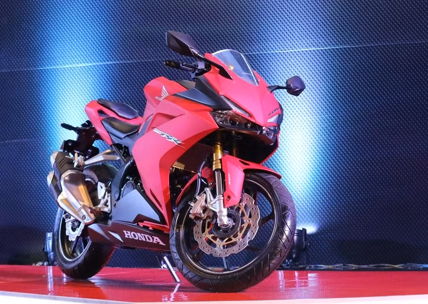 Trên phiên bản mới này, có thể thấy Honda CB250RR phiên bản màu đỏ sần mới trông rất bắt mắt với bộ cánh đạm cá tính và trẻ trung hơn. Nổi bật trên nền đỏ thân xe là một số chi tiết nhấn nhá màu đen và trắng, logo Honda màu trắng là tem RR hai màu khiến nó khá ấn tượng.