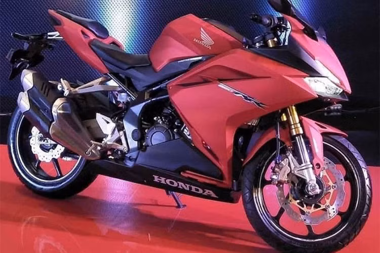 Honda CBR250RR 2018 mới vẫn sở hữu khối động cơ xylanh đôi, dung tích 249,7cc, làm mát bằng dung dịch. Đi cùng động cơ này là hộp số côn tay 6 cấp và hệ thống phun xăng điện tử PGM-FI, giúp sản sinh công suất tối đa 38 mã lực ở tua máy 12.500 vòng/phút và mômen xoắn cực đại 22,6 Nm tại tua máy 11.000 vòng/phút.