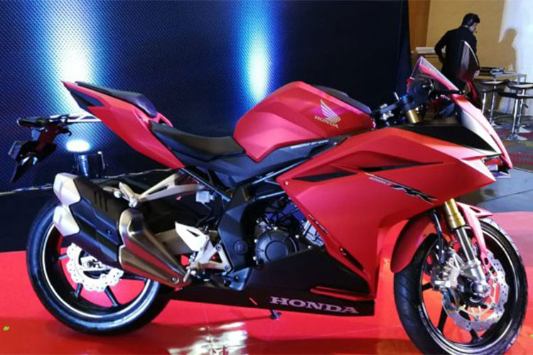 Honda CBR250RR 2018 phiên bản màu Đỏ sần trưng bày tại triển lãm GIIAS 2018 thuộc thế hệ xe mới, sở hữu thiết kế bắt mắt hơn so với đời xe CBR250R động cơ một xylanh. Tổng thể xe có tổng thể cơ bắp nhưng không kém phần sắc sảo so với các đàn anh cỡ lớn khác của Honda.
