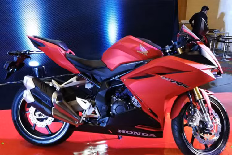 Honda CBR250RR 2018 phiên bản màu Đỏ sần trưng bày tại triển lãm GIIAS 2018 thuộc thế hệ xe mới, sở hữu thiết kế bắt mắt hơn so với đời xe CBR250R động cơ một xylanh. Tổng thể xe có tổng thể cơ bắp nhưng không kém phần sắc sảo so với các đàn anh cỡ lớn khác của Honda.
