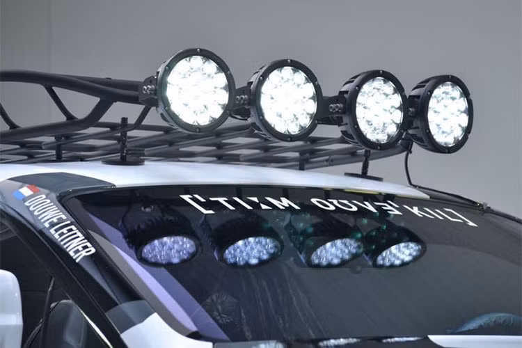 Bản độ Rolls-Royce Wraith này dựa theo những mẫu xe off-road chuyên nghiệp, chính vì vậy nó được chủ nhân trang bị thêm giá chằng đồ ở nóc xe, ngoài ra còn có dàn đèn LED siêu sáng với 4 bóng được gắn trên nóc.