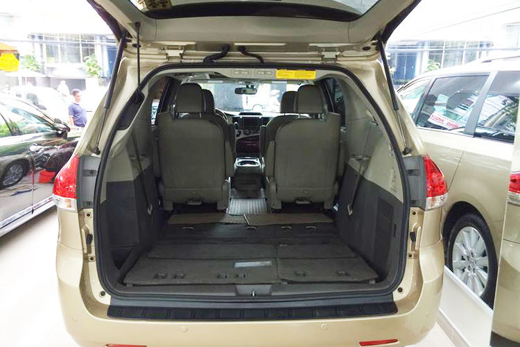 Xe được trang bị 2 cửa sổ trời với cửa sổ phía sau lớn hơn. Một màn hình độc lập cũng được lắp đặt để đảm bảo nhu cầu giải trí cho hàng ghế phía sau. Hàng ghế thứ 2 có thêm bệ tì duỗi chân cho khách. Tuy nhiên, thay vì chỉnh điện như hàng ghế thứ nhất, hàng ghế thứ 2 chỉ được chỉnh cơ.