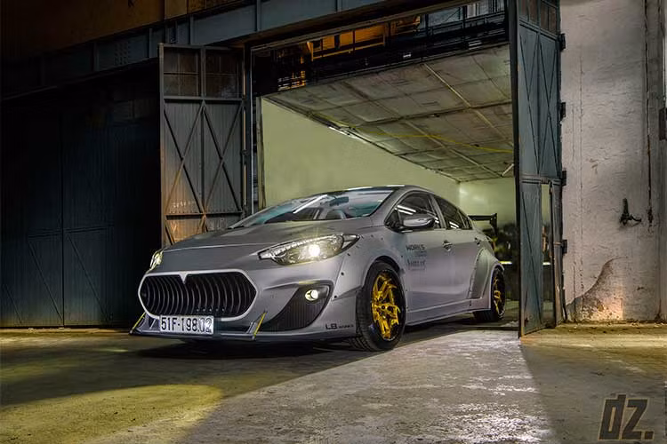 Chủ nhân chiếc xe là một người rất mê xe độ, đặc biệt là phong cách độ thân rộng widebody kiểu như Liberty Walk (LB Works) và đưa ra đề xuất cho xưởng độ PhiLong thực hiện. Từ một chiếc Kia K3 phiên bản 2.0L số tự động sở hữu những đường nét mềm mại, sau khi được nâng cấp thiết kế bộ bodykit mới, chiếc xe trở nên mạnh mẽ, hầm hố hơn.