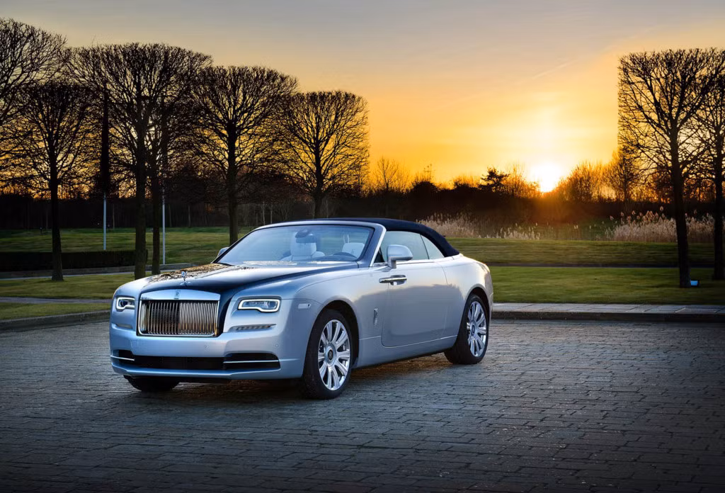 Chọn biển cả và ngọc trai làm cảm hứng, Rolls-Royce lấy Dawn để thể hiện sự tinh hoa của nghệ thuật sản xuất xe thủ công. Xe mang sắc màu sáng bóng như một viên ngọc trai trên nền trời bình minh đang ló rạng.