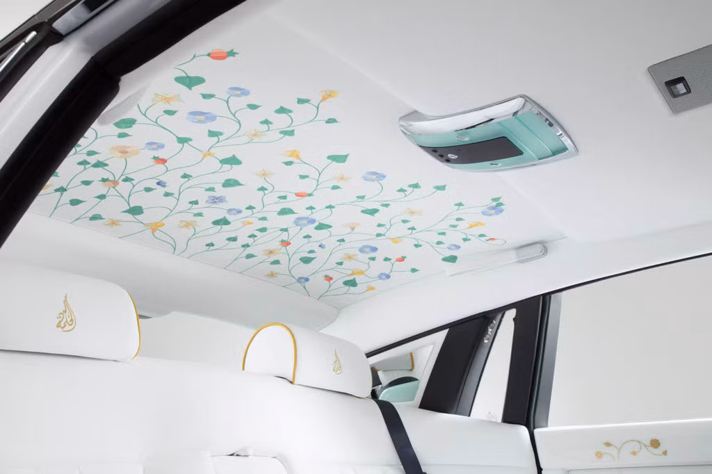 Trần xe với họa tiết hoa được hoàn thiện trong 800 giờ với gần 400.000 mũi khâu.