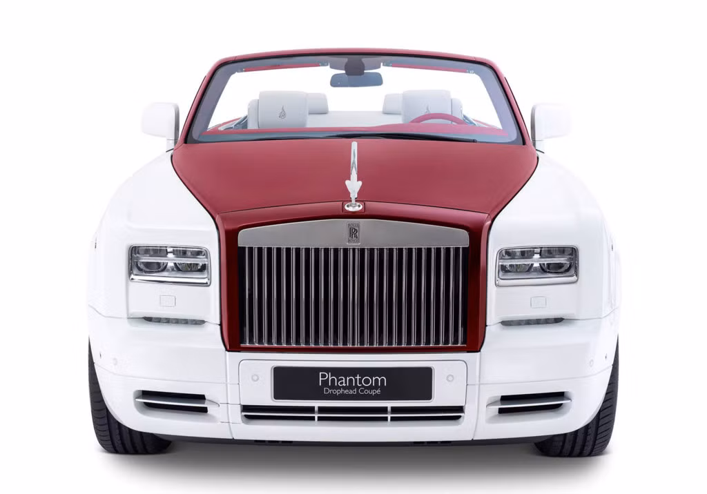 Chiếc Phantom cuối cùng trong bộ sưu tập là bản Drophead Coupe lấy cảm hứng từ Sa mạc Hoa hồng (Desert Rose). 