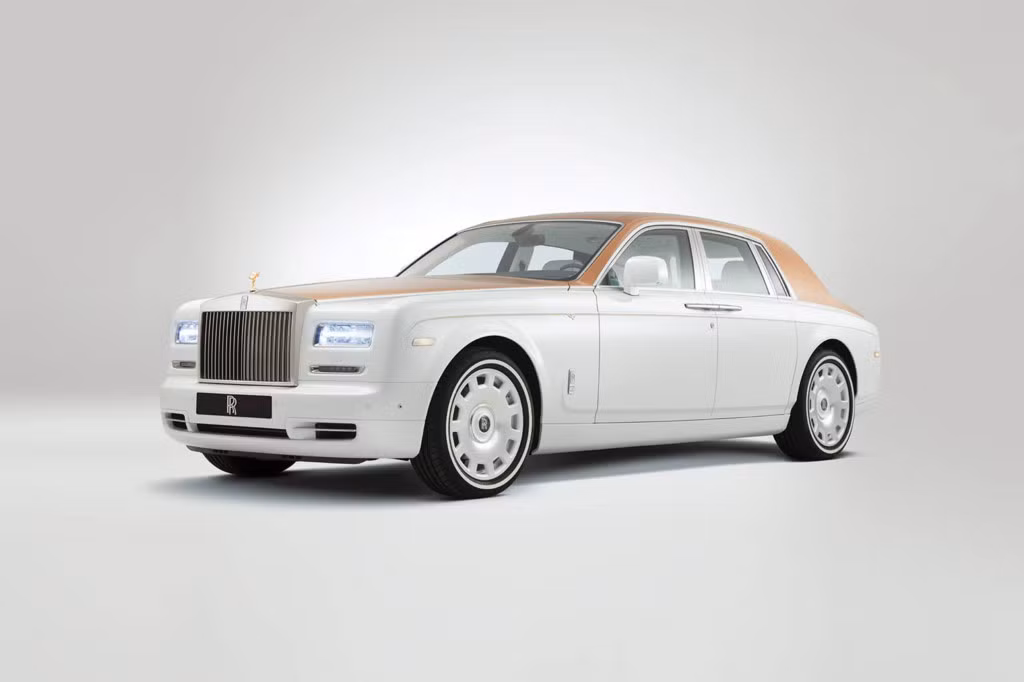 Chiếc siêu xe sang Roll-Royce đầu tiên là mẫu Phantom được lấy cảm hứng từ nhà thờ hồi giáo nổi tiếng Sheikh Zayed (tọa lạc ở Abu Dhabi, thủ đô Các Tiểu vương quốc Ả Rập thống nhất). Thân xe được phối hai màu vàng và trắng giống như sơn tường của nhà thờ.